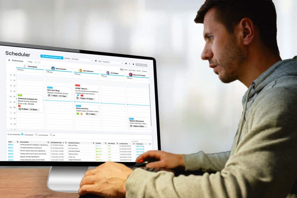 Man using the Scheduler module for TEN4 field service management software